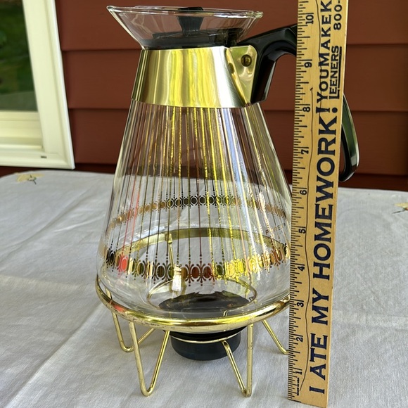 Vintage Pyrex carafe with lid 7” with 3” sterno stand all markings are in euc. - Picture 16 of 17
